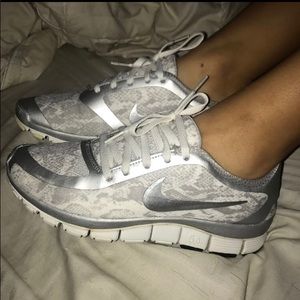 Women’s Nike Free Run 5.0 Silver White Sz 8